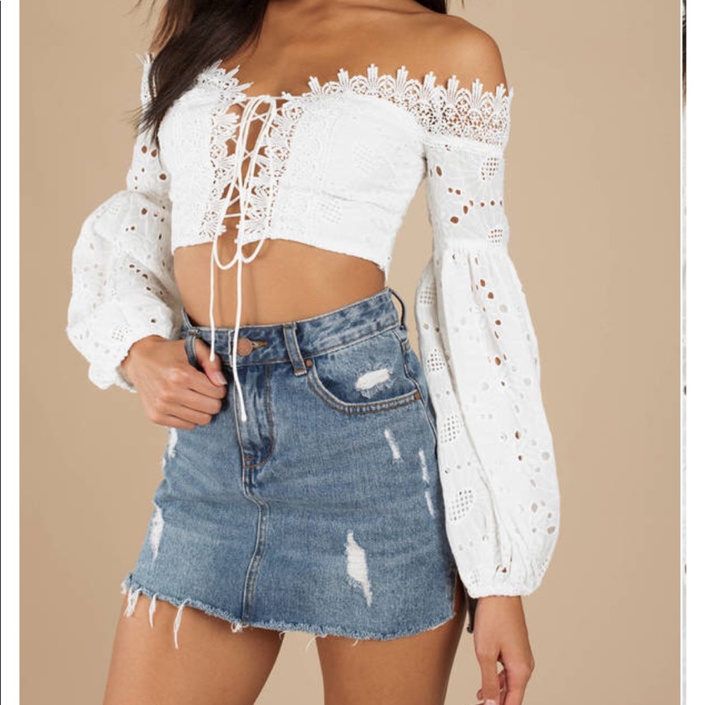 TiGER MIST - LACE UP CROP TOP IN WHITE